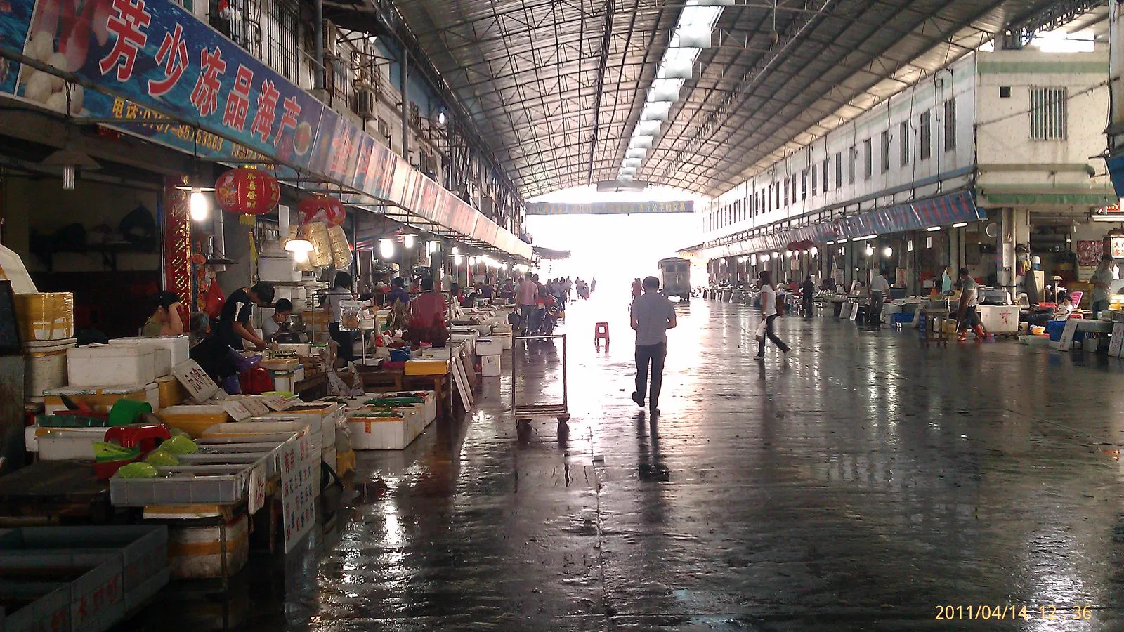 A wide covered aisle with seafood stalls at Pingdi Seafood Market in Foshan in 2011